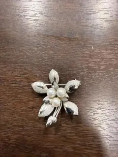 シルバー製パール付き花のブローチ