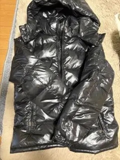光沢黒フード付きダウンジャケット