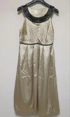 ゴールドノースリーブドレス