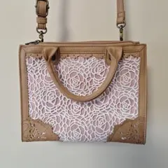 アクシーズファム　レース模様のベージュショルダーバッグ