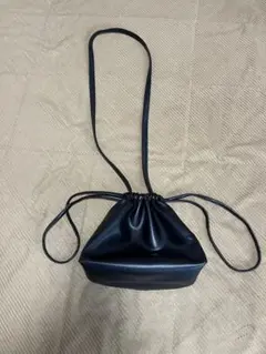 黒の巾着型ショルダーバッグ