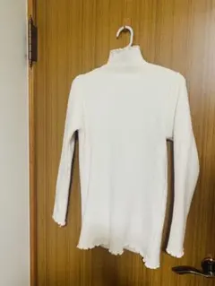 白 メロウフリル リブニット 長袖