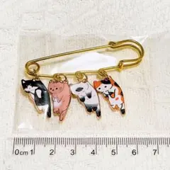 【新品未使用】猫 ぶら下がり猫 ゴールド ブローチ ピンブローチ 安全ピン