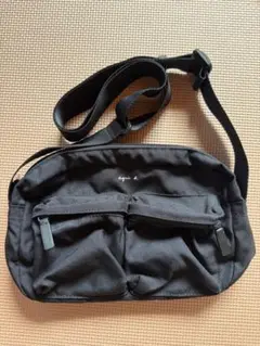 極美品/現行モデル✨アニエスベー ショルダーバッグ カメラ ロゴ型押し スクエア 極美品/現行モデル✨アニエスベー ショルダーバッグ カメラ ロゴ