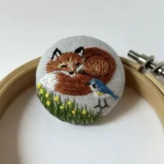 ハンドメイド刺繍ブローチ　968 「お静かに」 キツネとルリビタキ