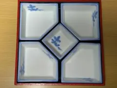 青い花模様の食器セット　収納箱付