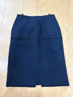 紺色（ネイビー）のタイトスカート