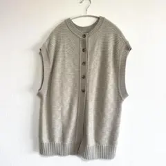 薄いベージュ　ニットベスト ボタン付き