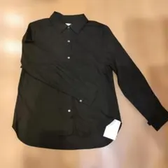 黒い長袖シャツ ボタン付きのサムネイル