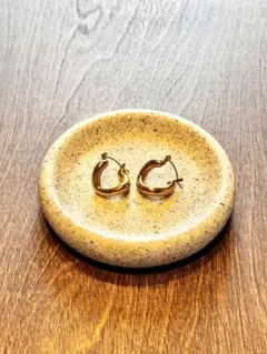 ツイストフープピアス ゴールドカラー