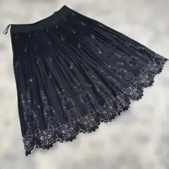 Aylesbury 黒い刺繍入りフレアスカート