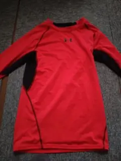 Under Armour レッド 長袖アンダーシャツ