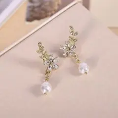 フラワーモチーフ パール調 ゴールドカラー ピアス