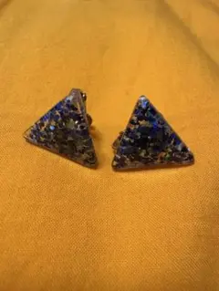 【夜空のような輝き】三角形 ブルー グリッター イヤリング（ネジバネ式）