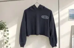 クロップド丈パーカー