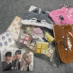 Stray Kids (SKZOO) merchandise set, photocard, keycap, online lottery.