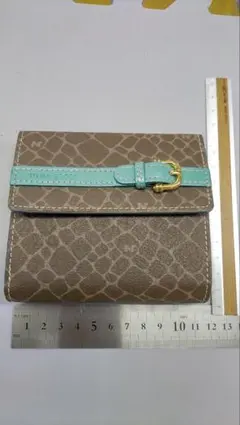 ニナリッチのペパーミントグリーンか可愛い2つ折財布