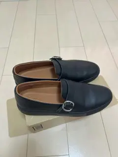 バックル付き黒ローファー