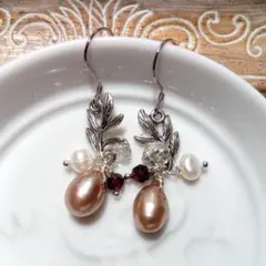 ゴールドパール　ガーネット　アンティーク風　葉っぱのピアス