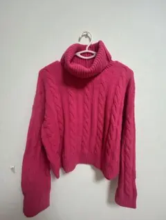 ピンク ケーブル編み タートルネック セーター