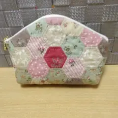 六角形パッチワークポーチ　中サイズ 　　赤いバラいちりん
