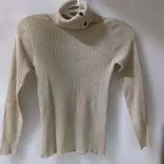 クリーム色リブ編みハイネックセーター