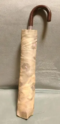 軽量コンパクト折りたたみ傘 クリーム色に薄いグレーとピンクの花柄デザイン 雨傘