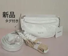 新品✨タグ付き♪デシグアル　ショルダーバッグ　ホワイト柄　大特価‼️ デシグアル Desigual ロゴ マキシショルダーバッグ （ホワイト