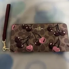 新品 ✨COACH コーチ シグネチャー柄 チェリー 長財布ブラウン - メルカリ