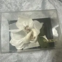 The Old Maid ホワイトフラワーブローチ