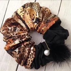 ファー パール チャーム 付き レオパード 柄 シュシュ ブラック c-112