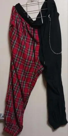 カジュアルパンツ 赤と黒 チェック柄赤黒ツートンカラーチェックジョガーパンツ