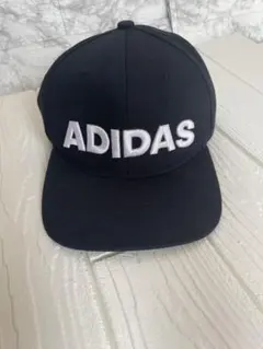 アディダス スナップバックキャップ ブラック 黒 刺繍ロゴ フラットバイザー