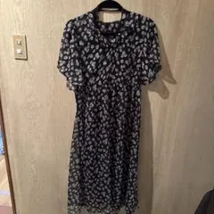 ジュエティ　ろの花柄シースルー半袖ワンピースのサムネイル