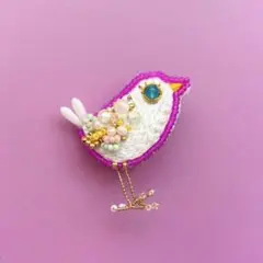 青い目の白い鳥ブローチ