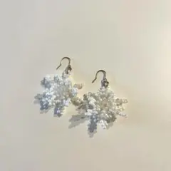 ビーズ　雪の結晶　ピアス