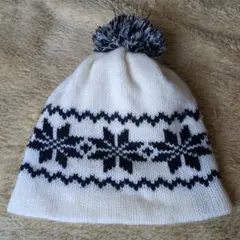 ニット帽 　雪の結晶模様 ポンポン付き