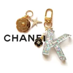 シャネル　ホリデーチャーム　カメリア　と　イニシャルキーホルダー　K