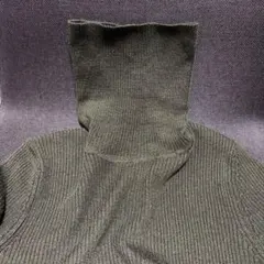 GU カーキ　タートルネック