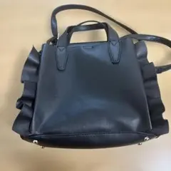 フリル付きブラックショルダーバッグ　アンジュシャルム
