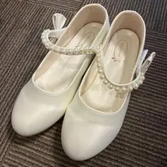 ホワイト パール付きパンプス
