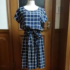ネイビーのチェック柄ワンピース