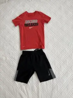 Nike DRI-FIT Tシャツ、ショートパンツセット
