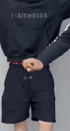 ESSENTIALS ブラックショートパンツのサムネイル