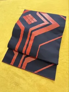 名古屋帯　正絹　8寸　 紺とオレンジ色の幾何学模様