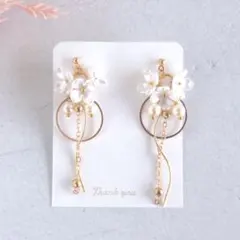 白いフラワー×パールの揺れるピアス＊大人可愛い ゴールドチェーン No.33