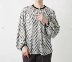 【美品】NEMIKAネミカパールボタンプリントブラウス　ノーカラーブラウス長袖のサムネイル