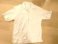 GUのベージュの半袖シャツ