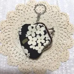 ミニがま口＊北欧調 フラワーブーケ　黒／キーリング付き