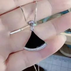 R1-0690 天然本翡翠《本物保証》墨翠ドレス形ペンダント チェーンs925